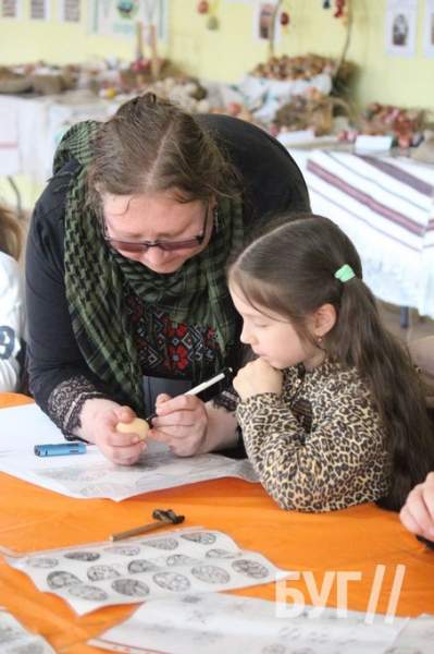 Школярі у Нововолинську навчалися створювати традиційну українську писанку | Новини Нововолинська