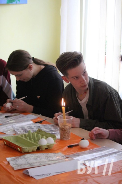 Школярі у Нововолинську навчалися створювати традиційну українську писанку | Новини Нововолинська