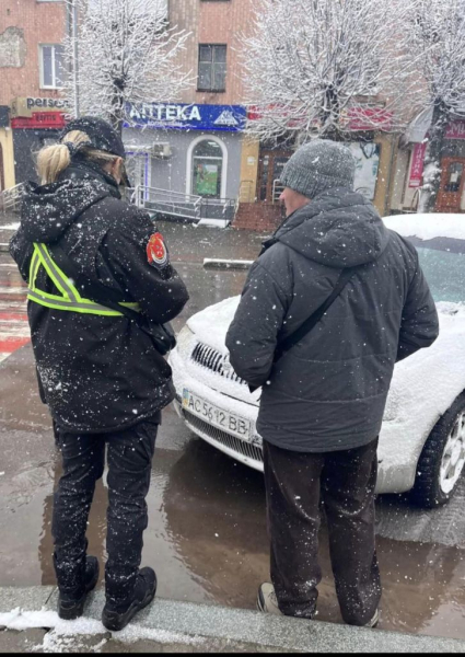 «Я ж став на хвилину, а вони вже пишуть»: у Нововолинську роз'яснюють водіям правила паркування | Новини Нововолинська