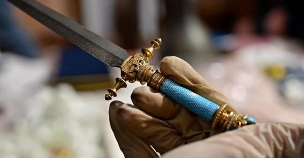 Правоохоронці вилучили колекцію історичних артефактів, серед яких гунський меч - Події