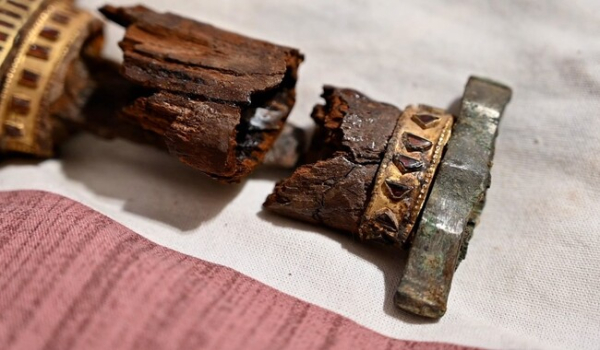 Правоохоронці вилучили колекцію історичних артефактів, серед яких гунський меч - Події