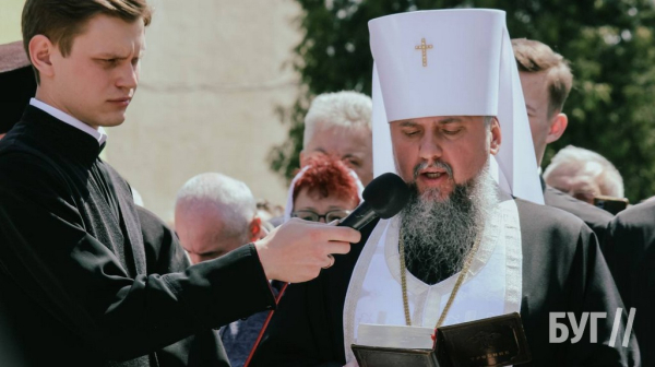 Предстоятель ПЦУ митрополит Епіфаній освятив стелу загиблих випускників Нововолинського ЦПТО | Новини Нововолинська