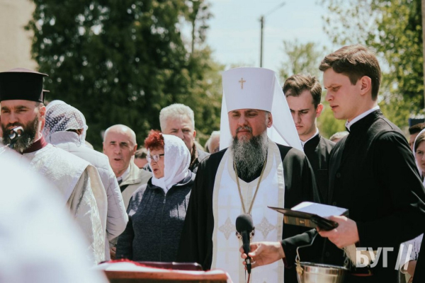 Предстоятель ПЦУ митрополит Епіфаній освятив стелу загиблих випускників Нововолинського ЦПТО | Новини Нововолинська