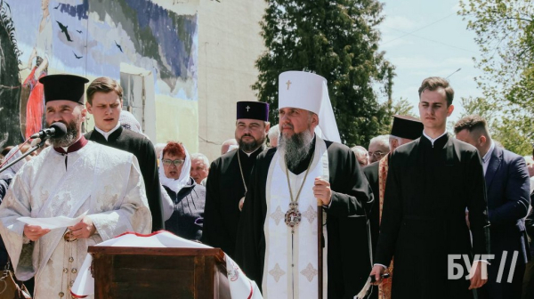 Предстоятель ПЦУ митрополит Епіфаній освятив стелу загиблих випускників Нововолинського ЦПТО | Новини Нововолинська