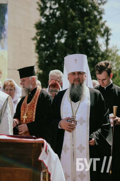 Предстоятель ПЦУ митрополит Епіфаній освятив стелу загиблих випускників Нововолинського ЦПТО | Новини Нововолинська