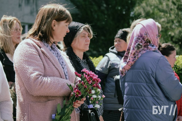 Предстоятель ПЦУ митрополит Епіфаній освятив стелу загиблих випускників Нововолинського ЦПТО | Новини Нововолинська