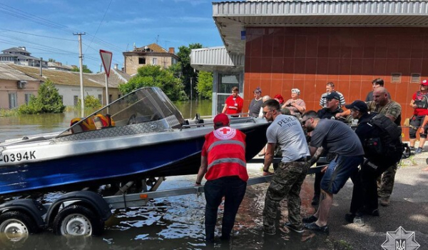 Рятувальники намагаються евакуювати людей з лівого берега, яких кинули окупанти - Події