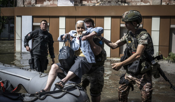 Рятувальники намагаються евакуювати людей з лівого берега, яких кинули окупанти - Події