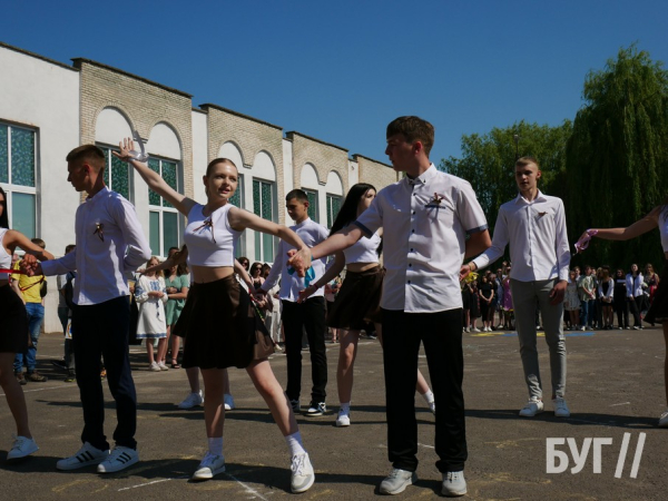 У Нововолинських школах продзвеніли останні дзвоники | Новини Нововолинська