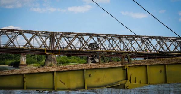 На місці зруйнованого мосту на Закарпатті звели тимчасову переправу - Події
