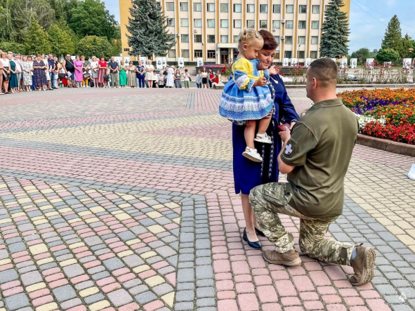 У Нововолинську прапор урочисто підняв учасник російсько-української війни Сергій Гордієвич | Новини Нововолинська