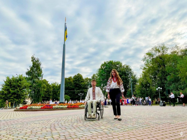 У Нововолинську прапор урочисто підняв учасник російсько-української війни Сергій Гордієвич | Новини Нововолинська