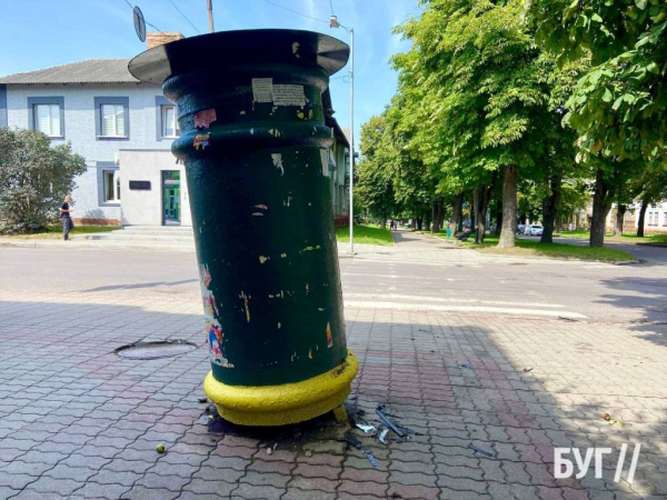 У Нововолинську Мерседес в'їхав у рекламну тумбу: поліція склала протокол | Новини Нововолинська