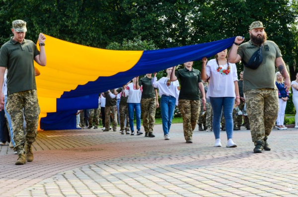 У Нововолинську прапор урочисто підняв учасник російсько-української війни Сергій Гордієвич | Новини Нововолинська