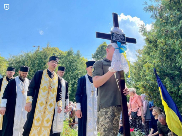 Мешканці Нововолинської громади попрощалися із загиблим Героєм Владиславом Очеретком | Новини Нововолинська