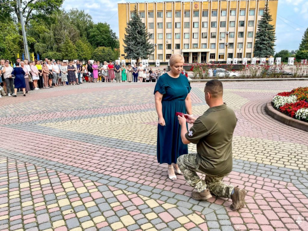 У Нововолинську прапор урочисто підняв учасник російсько-української війни Сергій Гордієвич | Новини Нововолинська