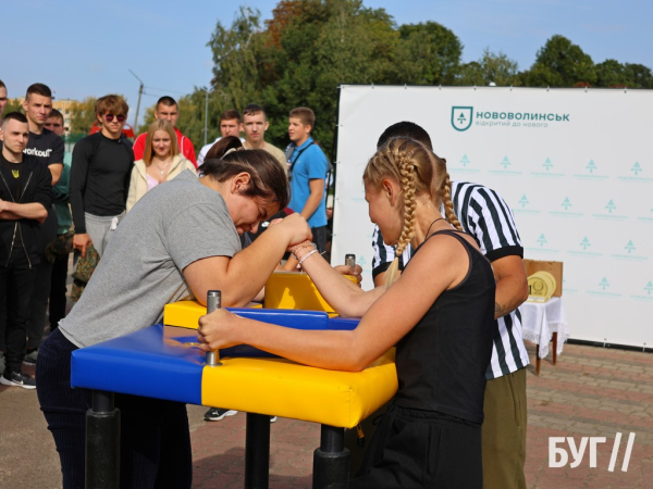 У Нововолинську пройшли благодійні змагання з армрестлінгу | Новини Нововолинська