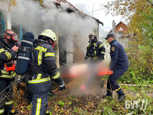 У Нововолинську горів приватний будинок: трьох людей госпіталізували | Новини Нововолинська