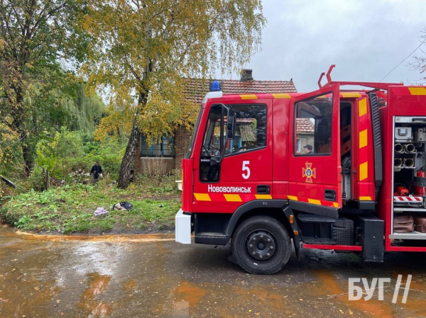 У Нововолинську горів приватний будинок: трьох людей госпіталізували | Новини Нововолинська