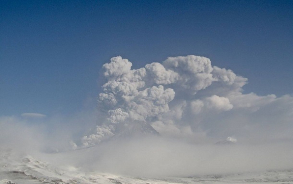 На Камчатці вулкан викинув кілька стовпів попелу