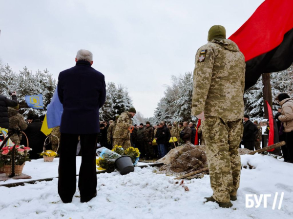 Поховали на місці, де заповідав: в останню путь провели директора урочища «Вовчак» Василя Мазурика | Новини Нововолинська