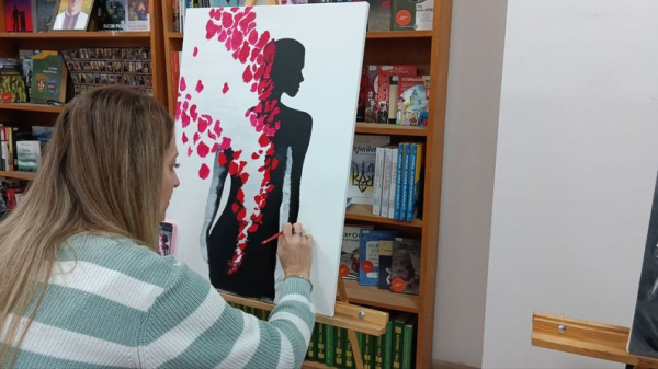Дружини загиблих бійців з Нововолинська малювали картини з власними історіями кохання | Новини Нововолинська