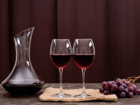 кувшин и бокалы с красным вином
