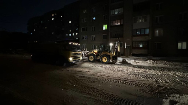 У Нововолинську з 15 мікрорайону вночі спецтехнікою вивозили сніг | Новини Нововолинська