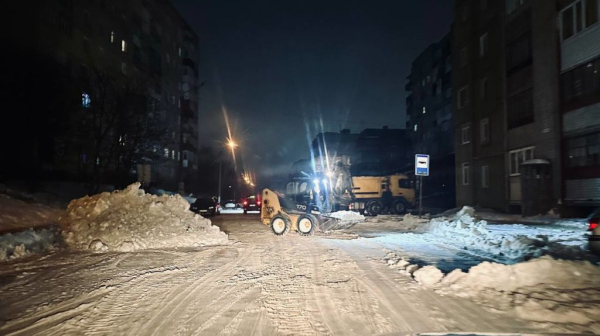 У Нововолинську з 15 мікрорайону вночі спецтехнікою вивозили сніг | Новини Нововолинська