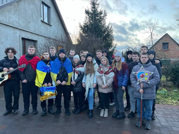 Молодь з Литовезької громади наколядувала для ЗСУ майже 33 тисячі гривень | Новини Нововолинська