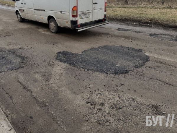 У Нововолинську на 15 мікрорайоні залатали яму, через яку водійка пробила два колеса | Новини Нововолинська