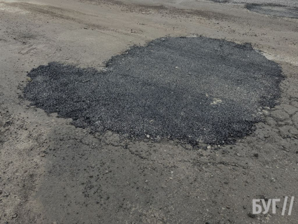 У Нововолинську на 15 мікрорайоні залатали яму, через яку водійка пробила два колеса | Новини Нововолинська