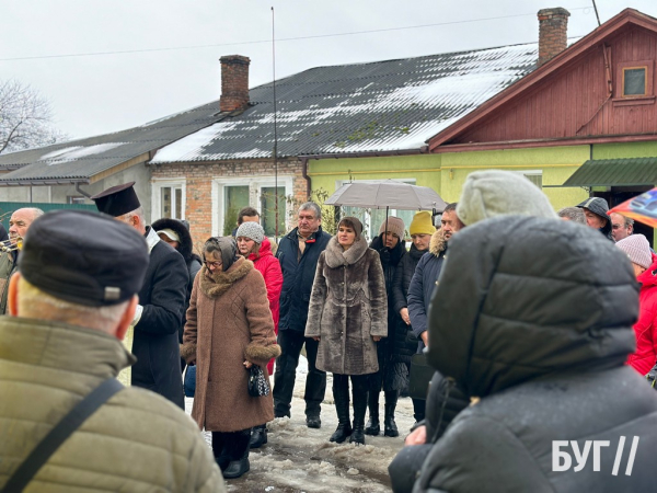 На фасаді водоканалу Нововолинська встановили меморіальні дошки загиблим працівникам | Новини Нововолинська