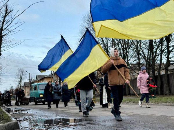 Мешканці Нововолинської громади попрощалися з померлим Героєм Віктором Каліновським | Новини Нововолинська