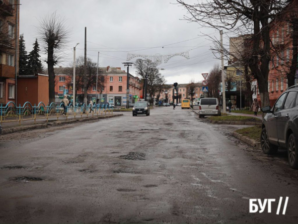 Інспектор Ляля: понад три роки вибоїна в дворі житлового будинку у Нововолинську чекає ремонту | Новини Нововолинська