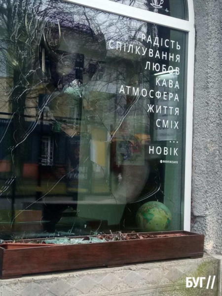 Невідомий чоловік розбив вікно та екран у центрі Нововолинська | Новини Нововолинська