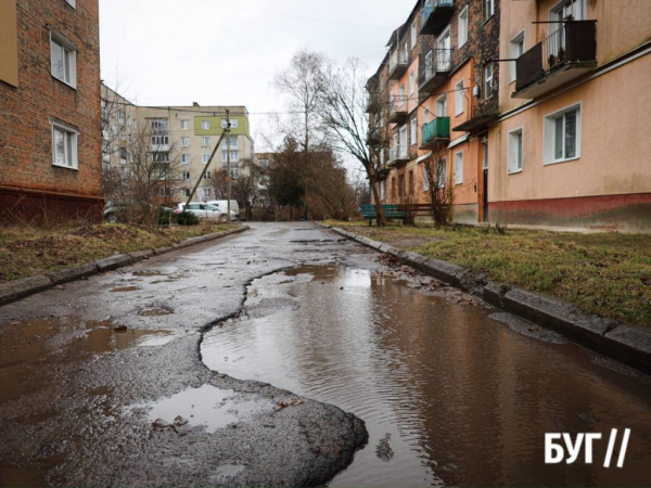 Інспектор Ляля: понад три роки вибоїна в дворі житлового будинку у Нововолинську чекає ремонту | Новини Нововолинська