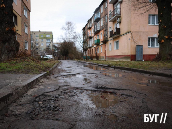 Інспектор Ляля: понад три роки вибоїна в дворі житлового будинку у Нововолинську чекає ремонту | Новини Нововолинська