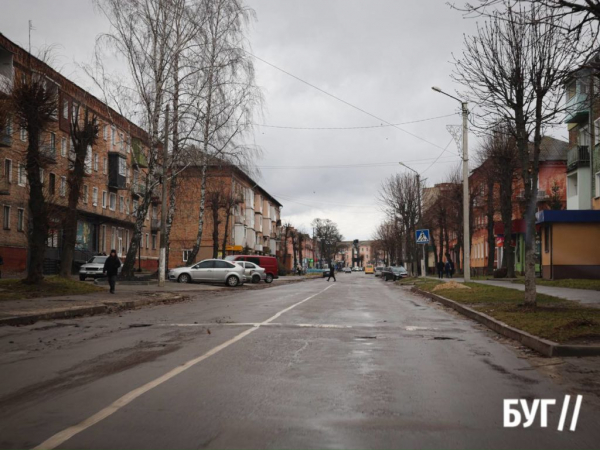 Інспектор Ляля: понад три роки вибоїна в дворі житлового будинку у Нововолинську чекає ремонту | Новини Нововолинська