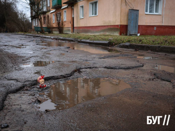 Інспектор Ляля: понад три роки вибоїна в дворі житлового будинку у Нововолинську чекає ремонту | Новини Нововолинська