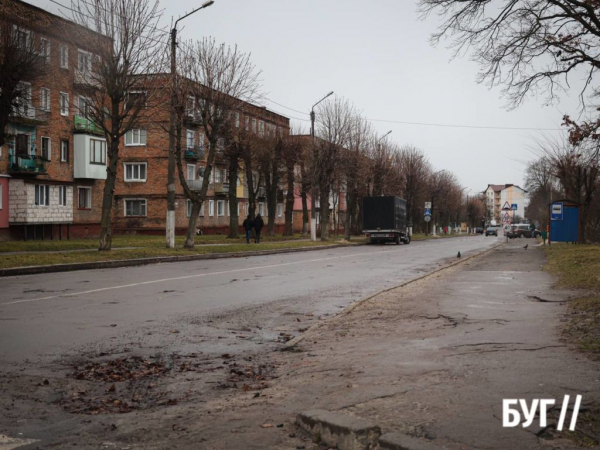 Інспектор Ляля: понад три роки вибоїна в дворі житлового будинку у Нововолинську чекає ремонту | Новини Нововолинська