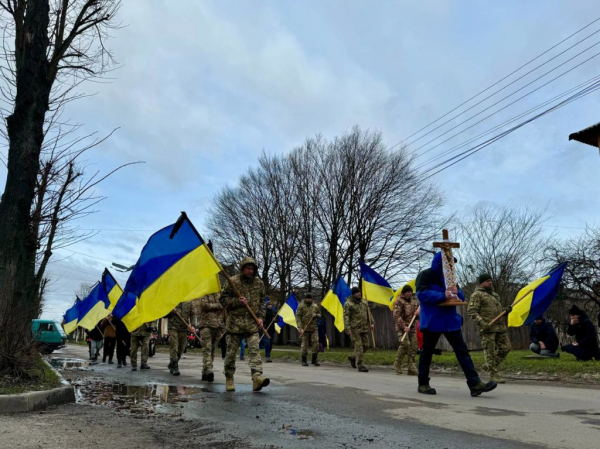 Мешканці Нововолинської громади попрощалися з померлим Героєм Віктором Каліновським | Новини Нововолинська