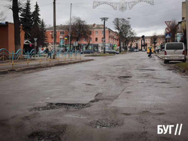 Інспектор Ляля: понад три роки вибоїна в дворі житлового будинку у Нововолинську чекає ремонту | Новини Нововолинська