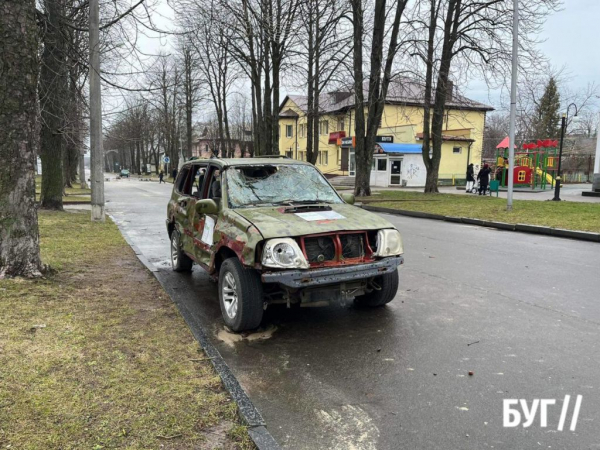 Двоє хуліганів осквернили простріляне військове авто у центрі Нововолинська | Новини Нововолинська