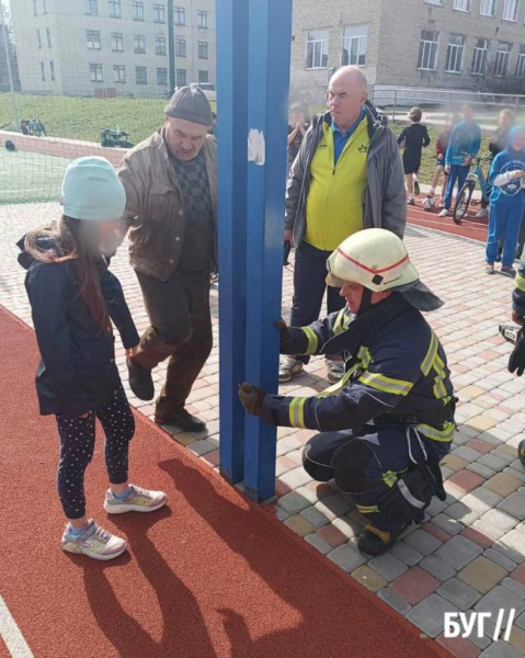 У Нововолинську деблокували ногу дитини, яка застрягла між секціями опори на спортмайданчику | Новини Нововолинська