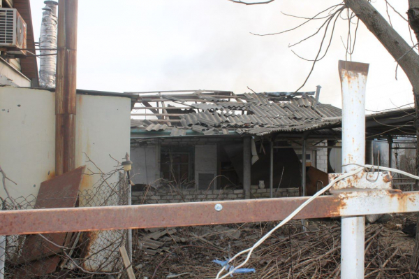 Кремінна потрапила під обстріл: сталася пожежа в одному з будинків, а також постраждали сусідні будівлі - 05 березня 2024 :: Донеччина