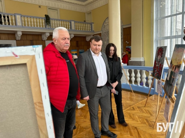 У Нововолинському палаці культури діє виставка картин дружин загиблих Героїв | Новини Нововолинська