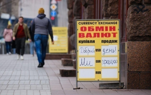 Долар і євро подорожчали в обмінниках