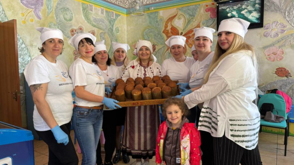 «Хліб єднання»: у Нововолинську переселенці випікали Великодні паски | Новини Нововолинська