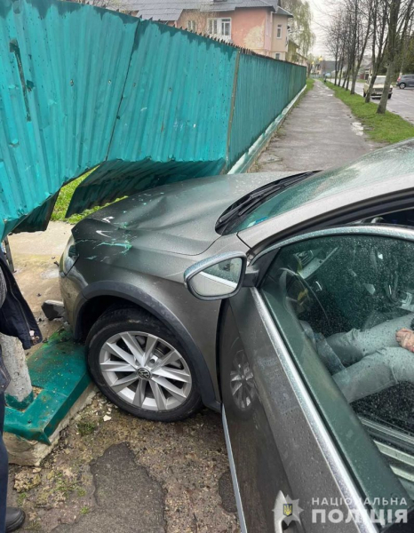 Автомобіль збив жінку на тротуарі: розповіли деталі ДТП у Нововолинську | Новини Нововолинська